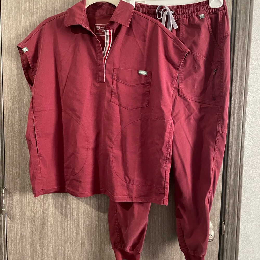 Mediclo Burgundy women’s scrub set